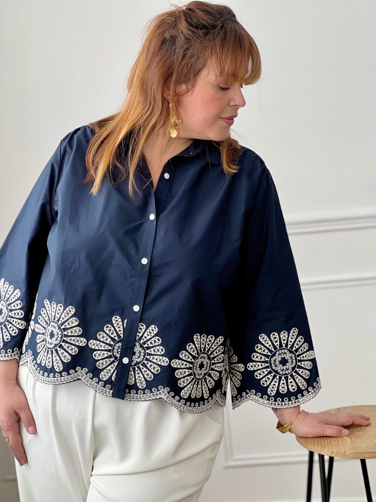 Chemise bleue en coton grande taille, idéale pour un look à la fois élégant et confortable. Dotée de boutons sur toute la longueur et aux manches, elle allie praticité et style. Ses détails de broderie blanche ajourée apportent une touche raffinée et féminine. Confectionnée en 100% coton, elle offre douceur et respirabilité pour un porté agréable au quotidien.