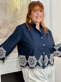 Chemise bleue en coton grande taille, idéale pour un look à la fois élégant et confortable. Dotée de boutons sur toute la longueur et aux manches, elle allie praticité et style. Ses détails de broderie blanche ajourée apportent une touche raffinée et féminine. Confectionnée en 100% coton, elle offre douceur et respirabilité pour un porté agréable au quotidien.