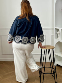 Chemise bleue en coton grande taille, idéale pour un look à la fois élégant et confortable. Dotée de boutons sur toute la longueur et aux manches, elle allie praticité et style. Ses détails de broderie blanche ajourée apportent une touche raffinée et féminine. Confectionnée en 100% coton, elle offre douceur et respirabilité pour un porté agréable au quotidien.