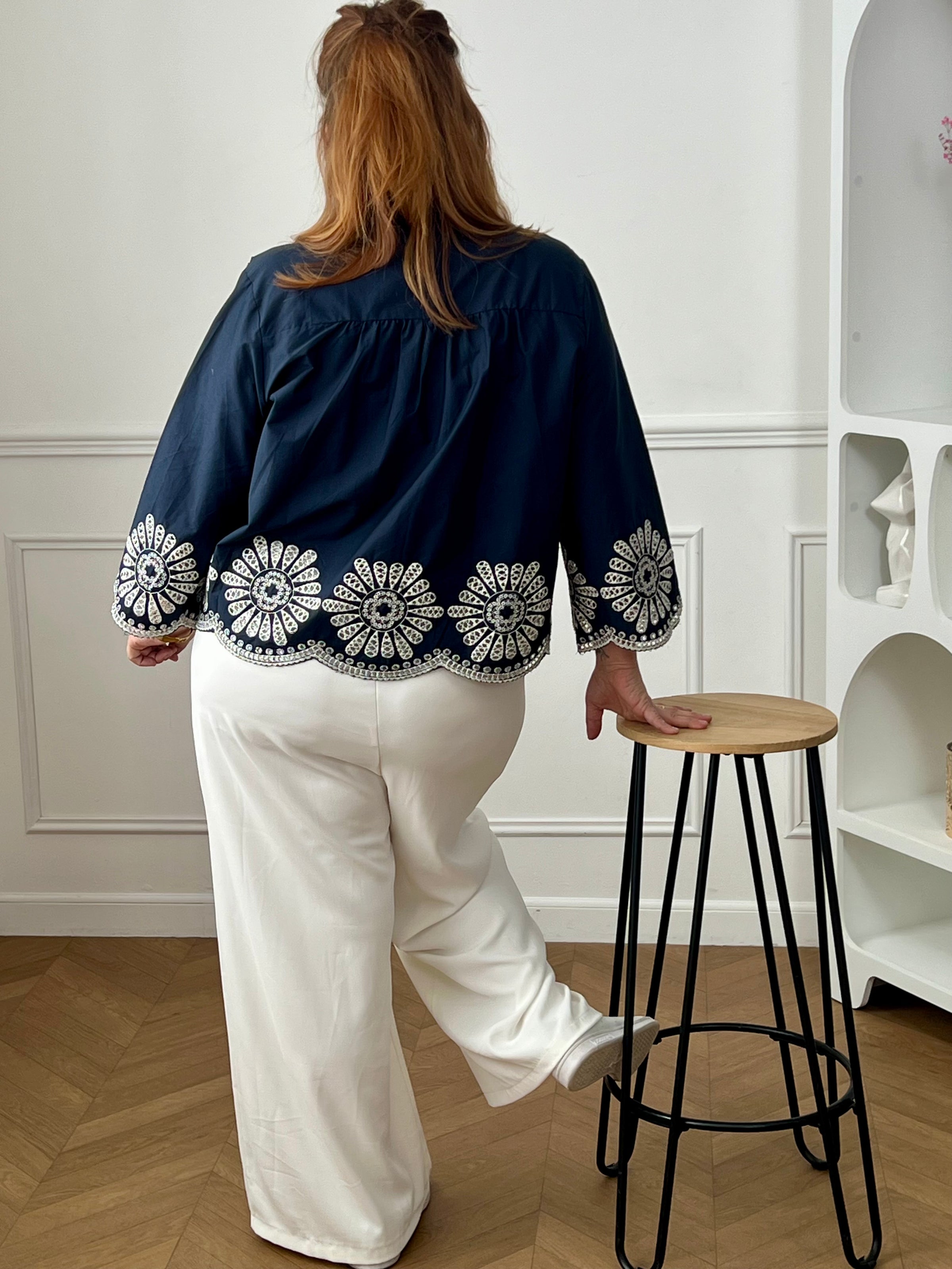 Chemise bleue en coton grande taille, idéale pour un look à la fois élégant et confortable. Dotée de boutons sur toute la longueur et aux manches, elle allie praticité et style. Ses détails de broderie blanche ajourée apportent une touche raffinée et féminine. Confectionnée en 100% coton, elle offre douceur et respirabilité pour un porté agréable au quotidien.