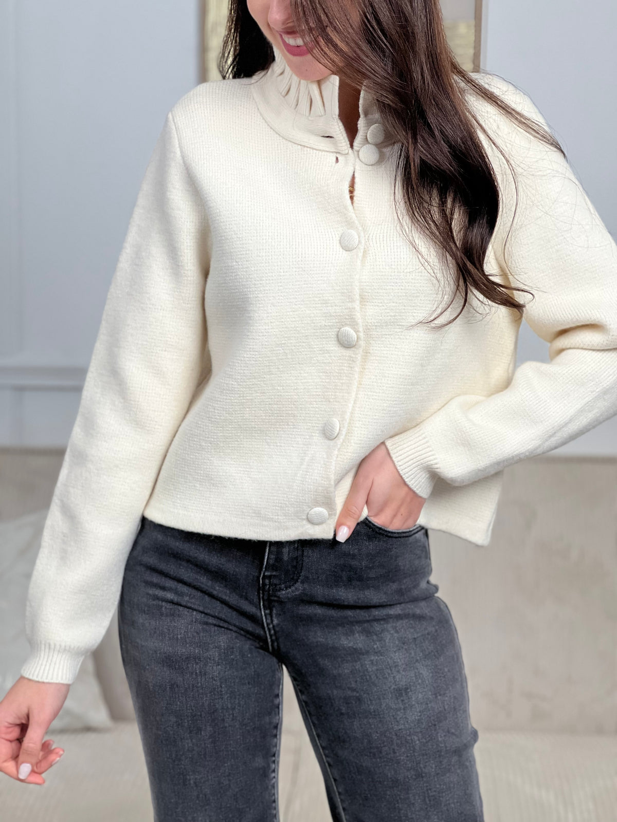 Découvrez le Gilet Lilou, une pièce incontournable pour votre garde-robe. Confectionné en beige, ce gilet arbore des manches longues avec poignets légèrement resserrés pour un ajustement flatteur.