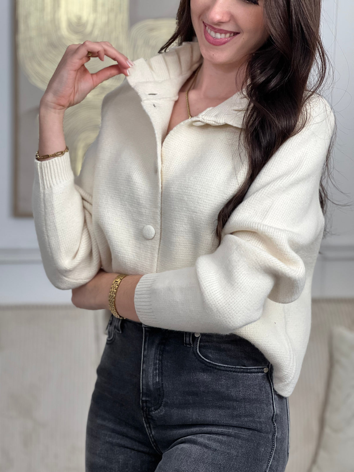 Découvrez le Gilet Lilou, une pièce incontournable pour votre garde-robe. Confectionné en beige, ce gilet arbore des manches longues avec poignets légèrement resserrés pour un ajustement flatteur.