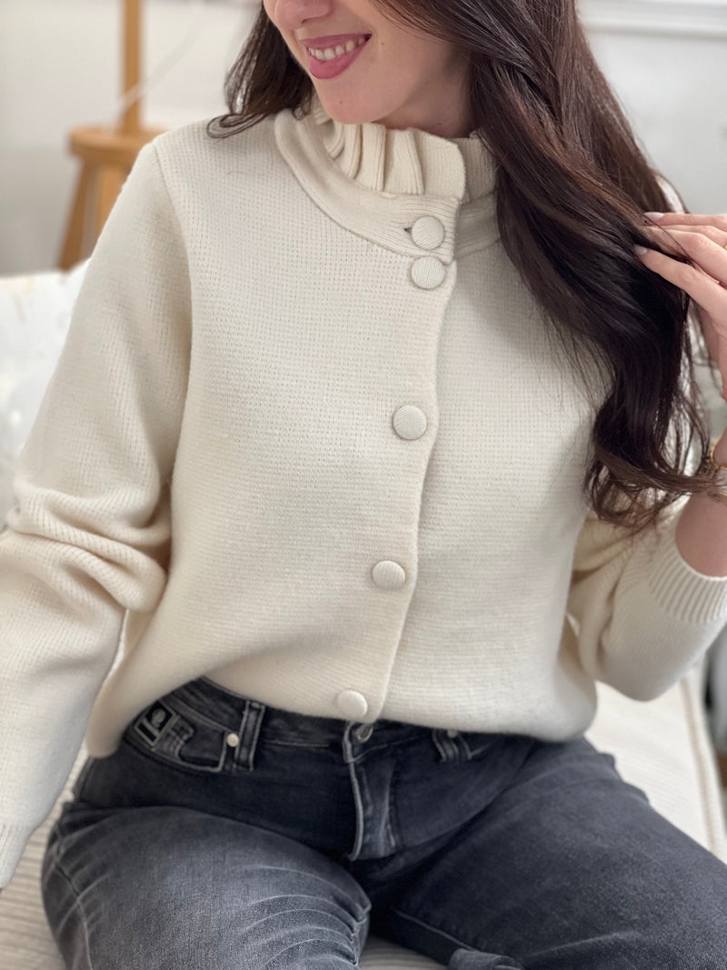 Découvrez le Gilet Lilou, une pièce incontournable pour votre garde-robe. Confectionné en beige, ce gilet arbore des manches longues avec poignets légèrement resserrés pour un ajustement flatteur.