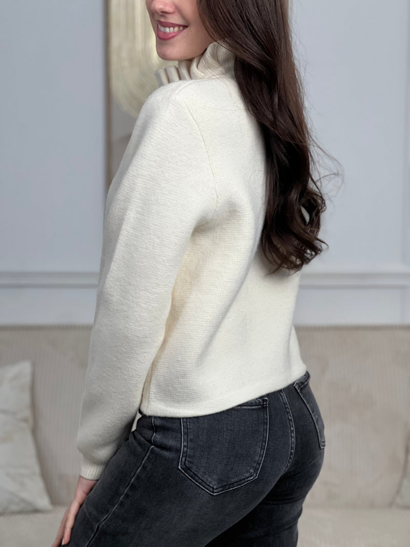 Découvrez le Gilet Lilou, une pièce incontournable pour votre garde-robe. Confectionné en beige, ce gilet arbore des manches longues avec poignets légèrement resserrés pour un ajustement flatteur.