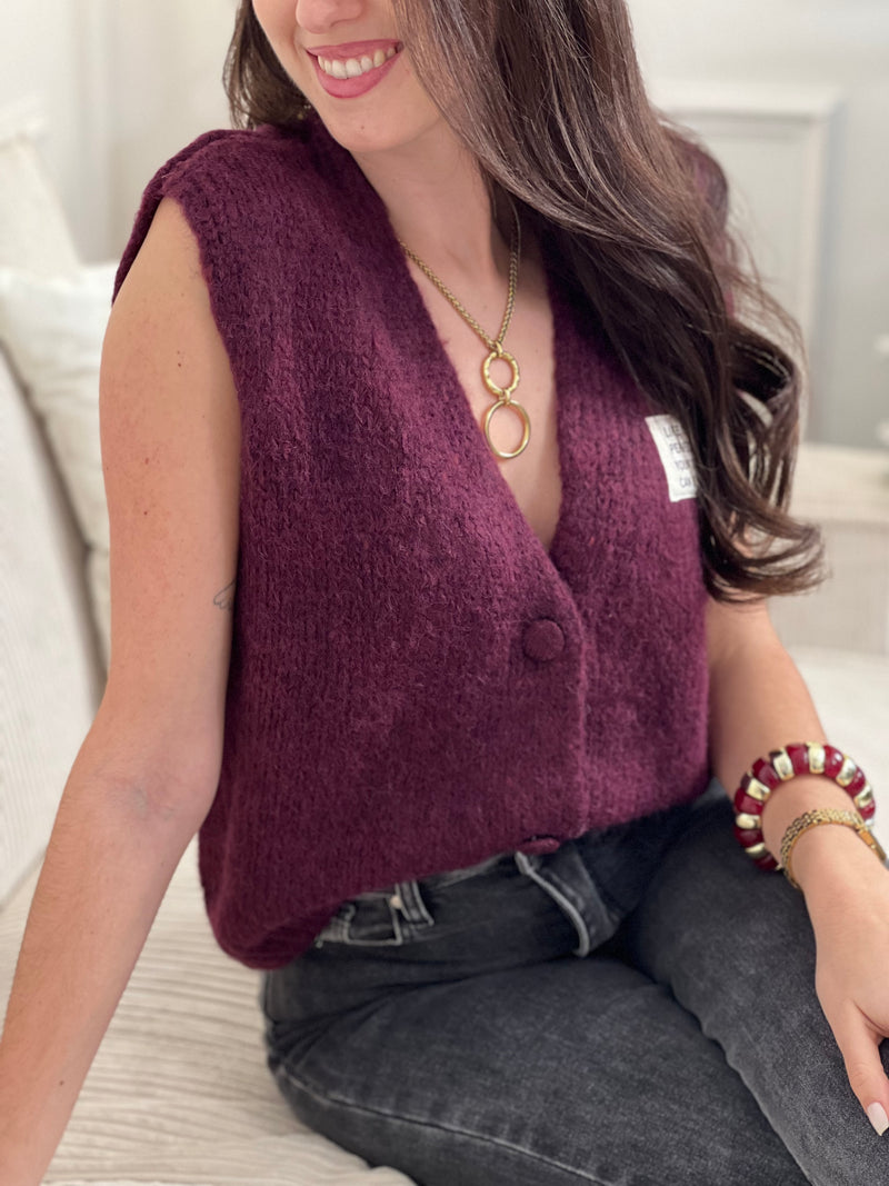 Sobre et tendance, ce gilet sans manches bordeaux se distingue par sa petite inscription discrète sur le côté. Une pièce moderne et stylée, parfaite pour apporter une touche de caractère tout en restant raffinée.