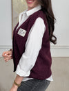 Sobre et tendance, ce gilet sans manches bordeaux se distingue par sa petite inscription discrète sur le côté. Une pièce moderne et stylée, parfaite pour apporter une touche de caractère tout en restant raffinée.