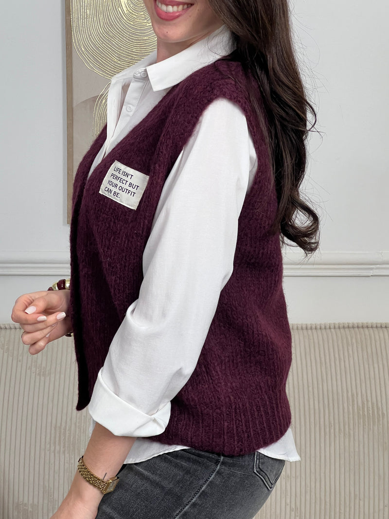 Sobre et tendance, ce gilet sans manches bordeaux se distingue par sa petite inscription discrète sur le côté. Une pièce moderne et stylée, parfaite pour apporter une touche de caractère tout en restant raffinée.