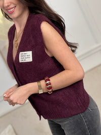 Sobre et tendance, ce gilet sans manches bordeaux se distingue par sa petite inscription discrète sur le côté. Une pièce moderne et stylée, parfaite pour apporter une touche de caractère tout en restant raffinée.