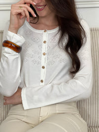 Découvrez le Gilet Davina, une pièce incontournable pour sublimer vos tenues. Confectionné dans une matière fine et délicate, ce gilet écru épouse élégamment votre silhouette. Ses manches longues et ses boutons dorés alignés sur toute la longueur ajoutent une touche de raffinement.