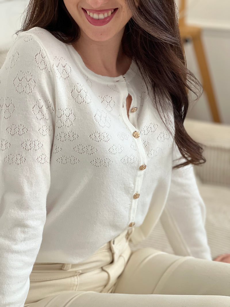 Découvrez le Gilet Davina, une pièce incontournable pour sublimer vos tenues. Confectionné dans une matière fine et délicate, ce gilet écru épouse élégamment votre silhouette. Ses manches longues et ses boutons dorés alignés sur toute la longueur ajoutent une touche de raffinement.