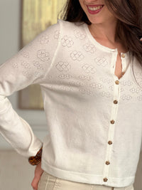 Découvrez le Gilet Davina, une pièce incontournable pour sublimer vos tenues. Confectionné dans une matière fine et délicate, ce gilet écru épouse élégamment votre silhouette. Ses manches longues et ses boutons dorés alignés sur toute la longueur ajoutent une touche de raffinement.