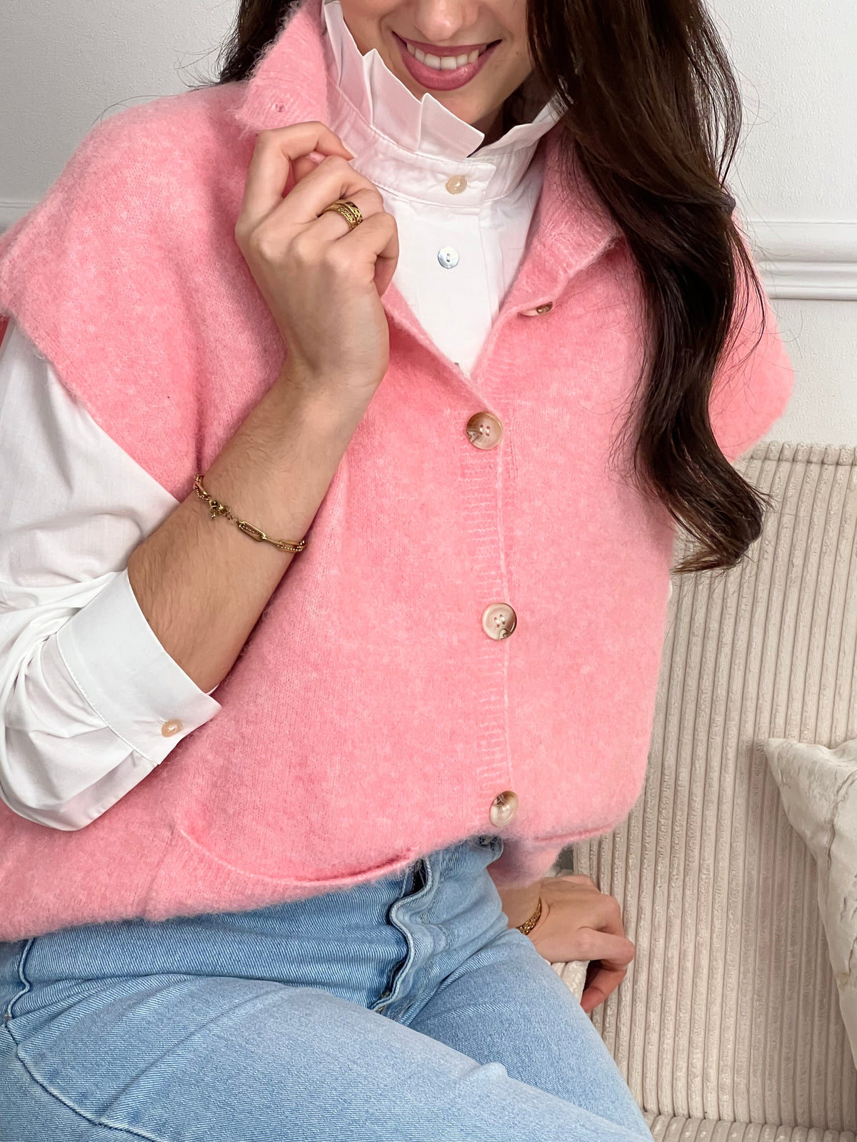 Chic et pratique, ce gilet sans manches rose séduit par son col montant et ses deux poches avant. Une pièce dynamique et moderne, parfaite pour apporter une touche de couleur à ton look.