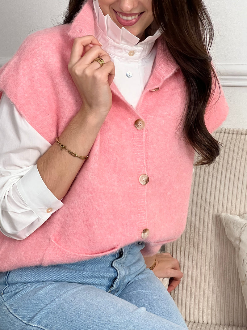 Chic et pratique, ce gilet sans manches rose séduit par son col montant et ses deux poches avant. Une pièce dynamique et moderne, parfaite pour apporter une touche de couleur à ton look.
