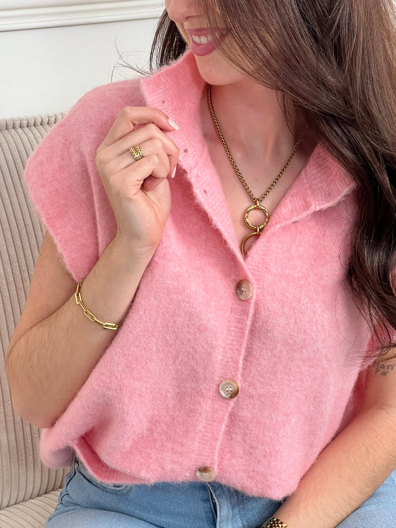 Chic et pratique, ce gilet sans manches rose séduit par son col montant et ses deux poches avant. Une pièce dynamique et moderne, parfaite pour apporter une touche de couleur à ton look.