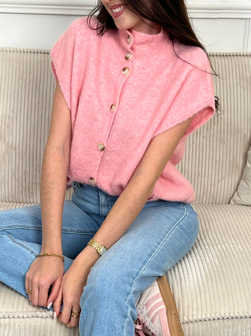 Chic et pratique, ce gilet sans manches rose séduit par son col montant et ses deux poches avant. Une pièce dynamique et moderne, parfaite pour apporter une touche de couleur à ton look.