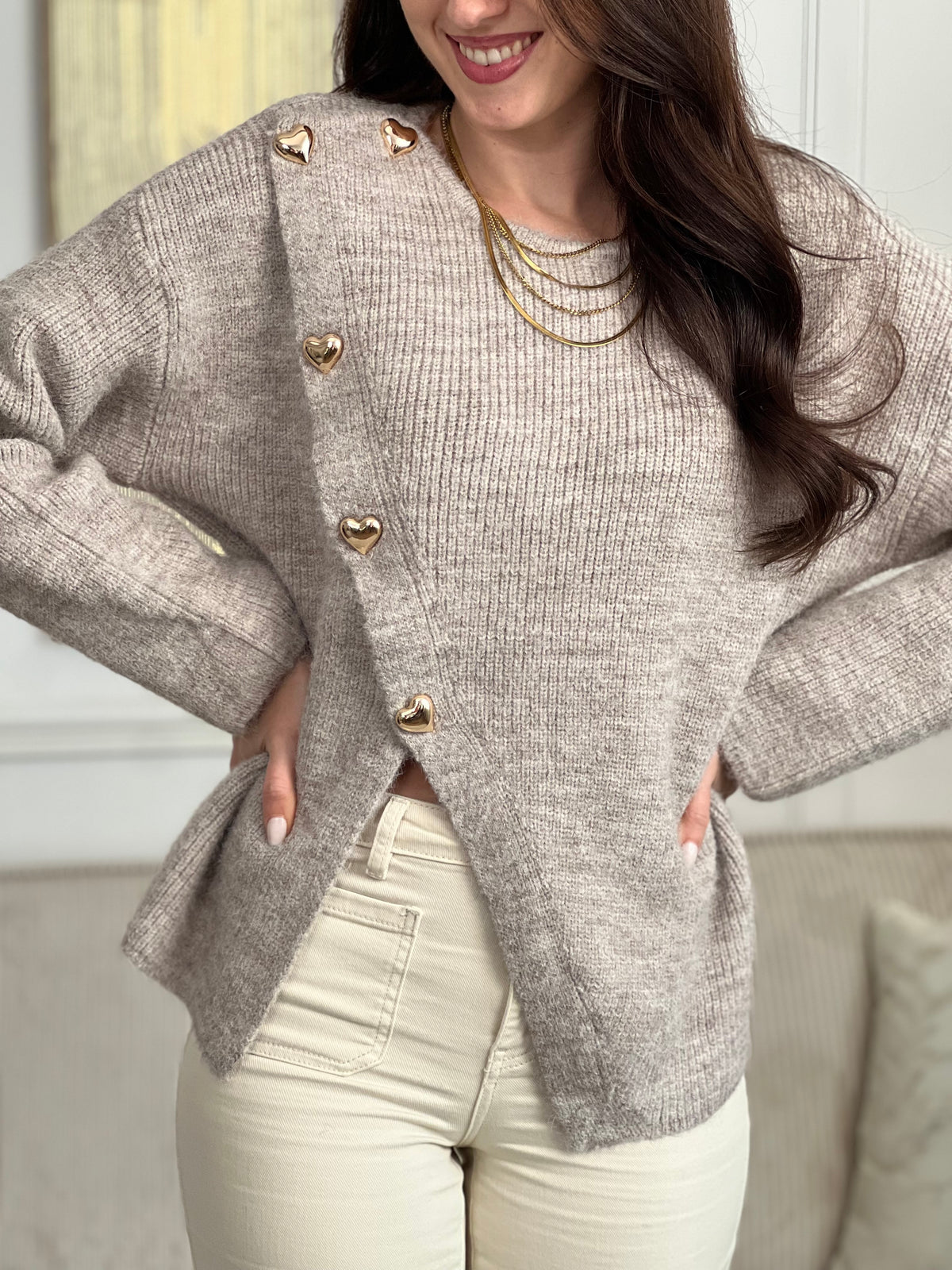 Découvrez le Gilet Coraline, une pièce incontournable qui allie élégance et originalité. Confectionné en taupe délicat, ce gilet asymétrique aux manches longues offre une silhouette moderne et flatteuse.