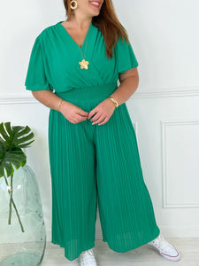 COMBINAISON AMPLE VERTE FEMME GRANDE TAILLE Combinaison ample Manches courtes Resserrée à la taille Col V Couleur : vert Doublée sauf aux manches Fabriqué en Italie Composition : 100% Polyester Doublure : 95% Viscose 5% Elasthanne Lavage à la main conseillé