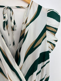 Robe à motif vert et camel grande taille Robe longue sans manches à volants Col cache cœur à l'avant et à l'arrière Elastique à la taille Motif  Fente sur le bas de la robe côté gauche Lien à nouer au dos de la robe Fil lurex argenté Couleur : écru , vert, camel Composition : 60% Polyester, 40% Viscose Lavage à la main obligatoire Made in P.R.C