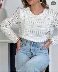 Blouse blanche broderie Blouse manches longues ajourée Blouse en broderie Doublée sur le devant et transparente au dos et sur les manches Couleur : écru Boutons au dos Composition: 60% Coton, 40% Nylon Made in P.R.C