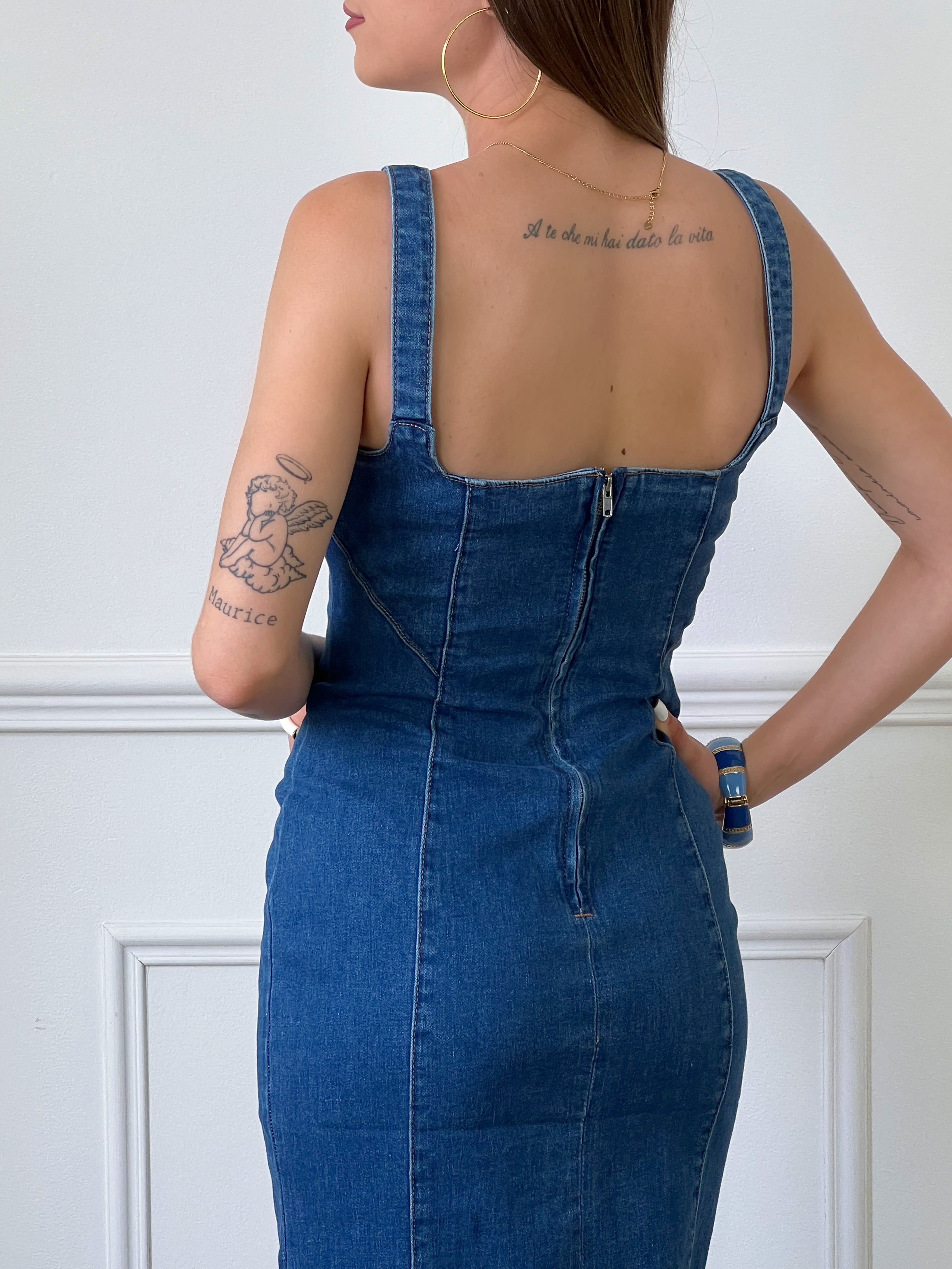 Robe longue moulante en jean avec fente et fermeture éclair au dos – Loïcia