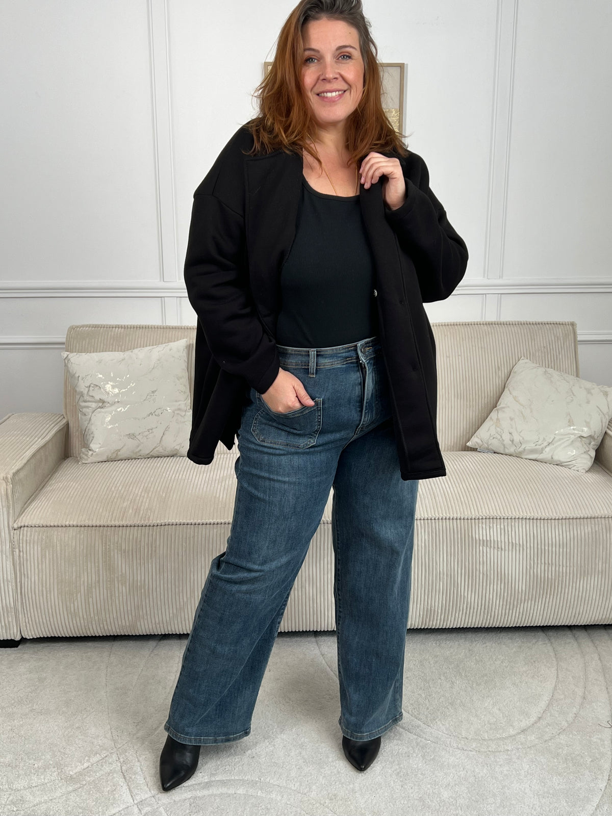 Jean bleu foncé incontournable pour un style décontracté et intemporel. Coupe grande taille pensée pour un confort optimal, avec une légère élasticité qui épouse vos mouvements.