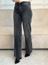 Découvrez le Jean gris tall, conçu pour les silhouettes élancées. Avec sa coupe wide leg généreuse et flatteuse, ce jean offre confort et style sans compromis.