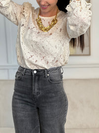 Découvrez le Jean gris tall, conçu pour les silhouettes élancées. Avec sa coupe wide leg généreuse et flatteuse, ce jean offre confort et style sans compromis.