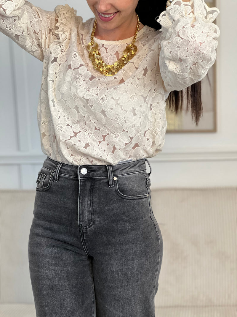 Découvrez le Jean gris tall, conçu pour les silhouettes élancées. Avec sa coupe wide leg généreuse et flatteuse, ce jean offre confort et style sans compromis.