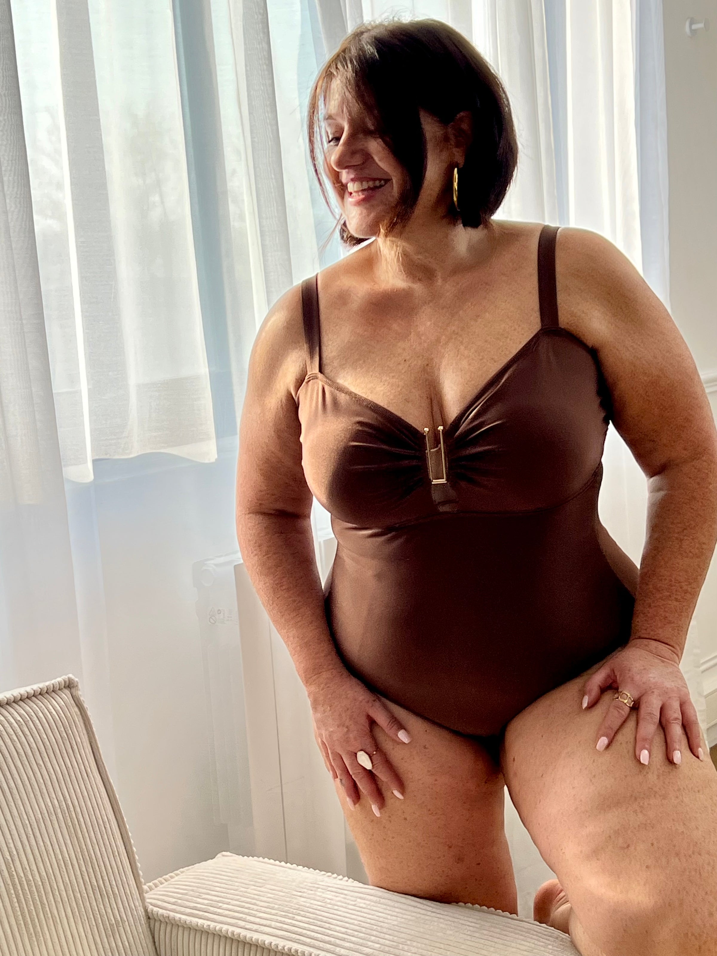 Craquez pour ce maillot une pièce marron, rehaussé d’un bijou doré à la poitrine. Une pièce à la fois tendance et sophistiquée, parfaite pour briller au bord de l’eau.