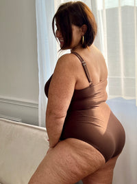 Craquez pour ce maillot une pièce marron, rehaussé d’un bijou doré à la poitrine. Une pièce à la fois tendance et sophistiquée, parfaite pour briller au bord de l’eau.