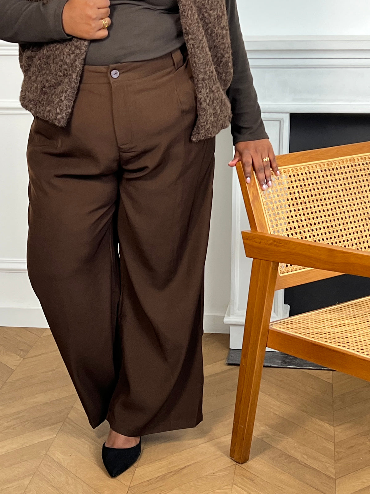 Le pantalon Orion combine style et confort avec sa coupe droite fluide. Parfait pour la grande taille, il propose passants de ceinture, fermeture éclair avec bouton et poches latérales pratiques. Sa couleur marron intemporelle s'adapte à tous vos looks.