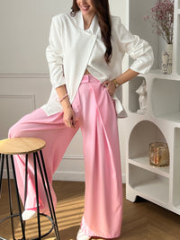 Optez pour ce pantalon à pinces long, élégant et structuré. Sa coupe droite et ses plis sur le devant apportent une allure chic. Doté de poches latérales, d’une fermeture zip et boutons, de passants pour ceinture et d’un élastique à la taille, il allie confort et style pour toutes vos occasions.