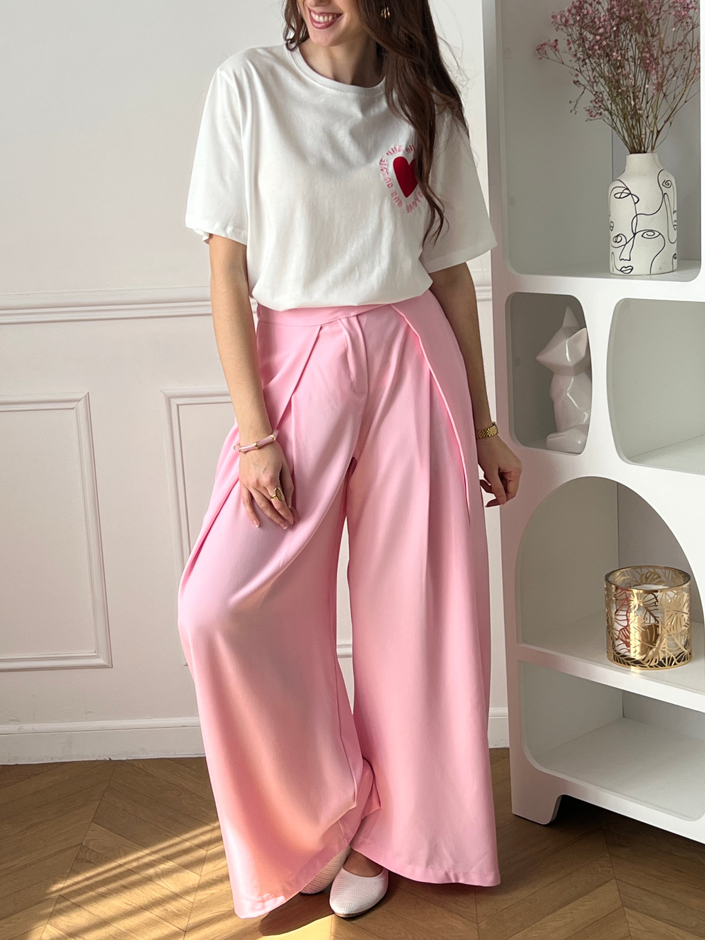 Optez pour ce pantalon à pinces long, élégant et structuré. Sa coupe droite et ses plis sur le devant apportent une allure chic. Doté de poches latérales, d’une fermeture zip et boutons, de passants pour ceinture et d’un élastique à la taille, il allie confort et style pour toutes vos occasions.