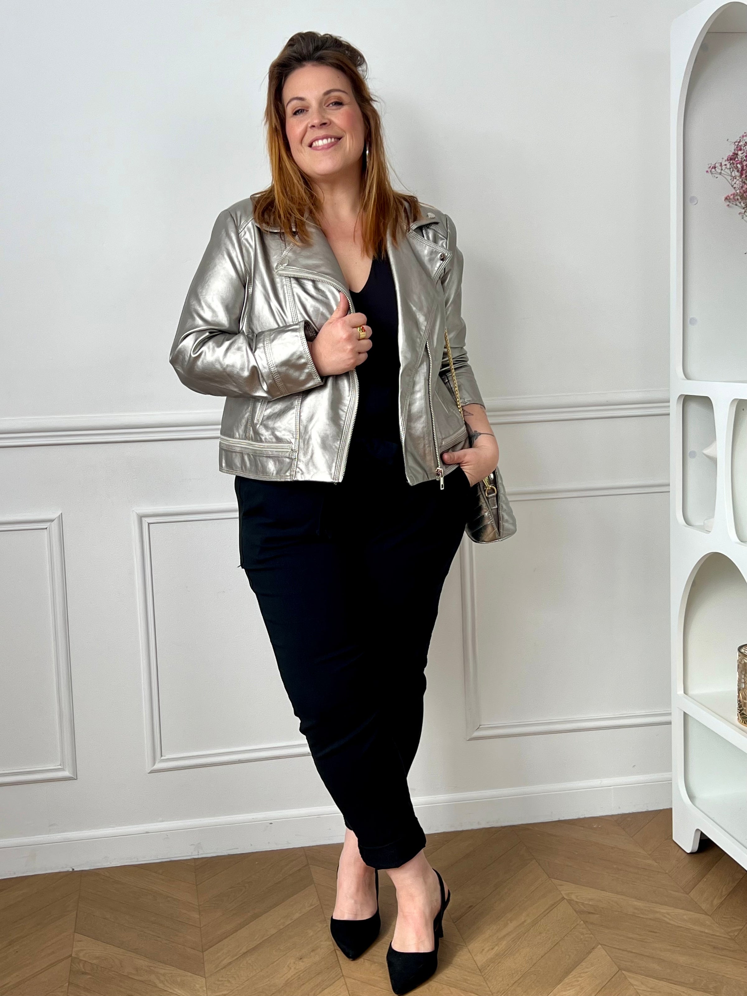 Perfecto argenté femme grande taille, une pièce audacieuse et tendance pour un look résolument moderne. Sa coupe cintrée met en valeur la silhouette, tandis que sa fermeture éclair et ses poches zippées ajoutent une touche rock et pratique. Sa couleur argentée apporte éclat et originalité à toutes vos tenues. Idéal pour sublimer un style chic avec une note glamour.