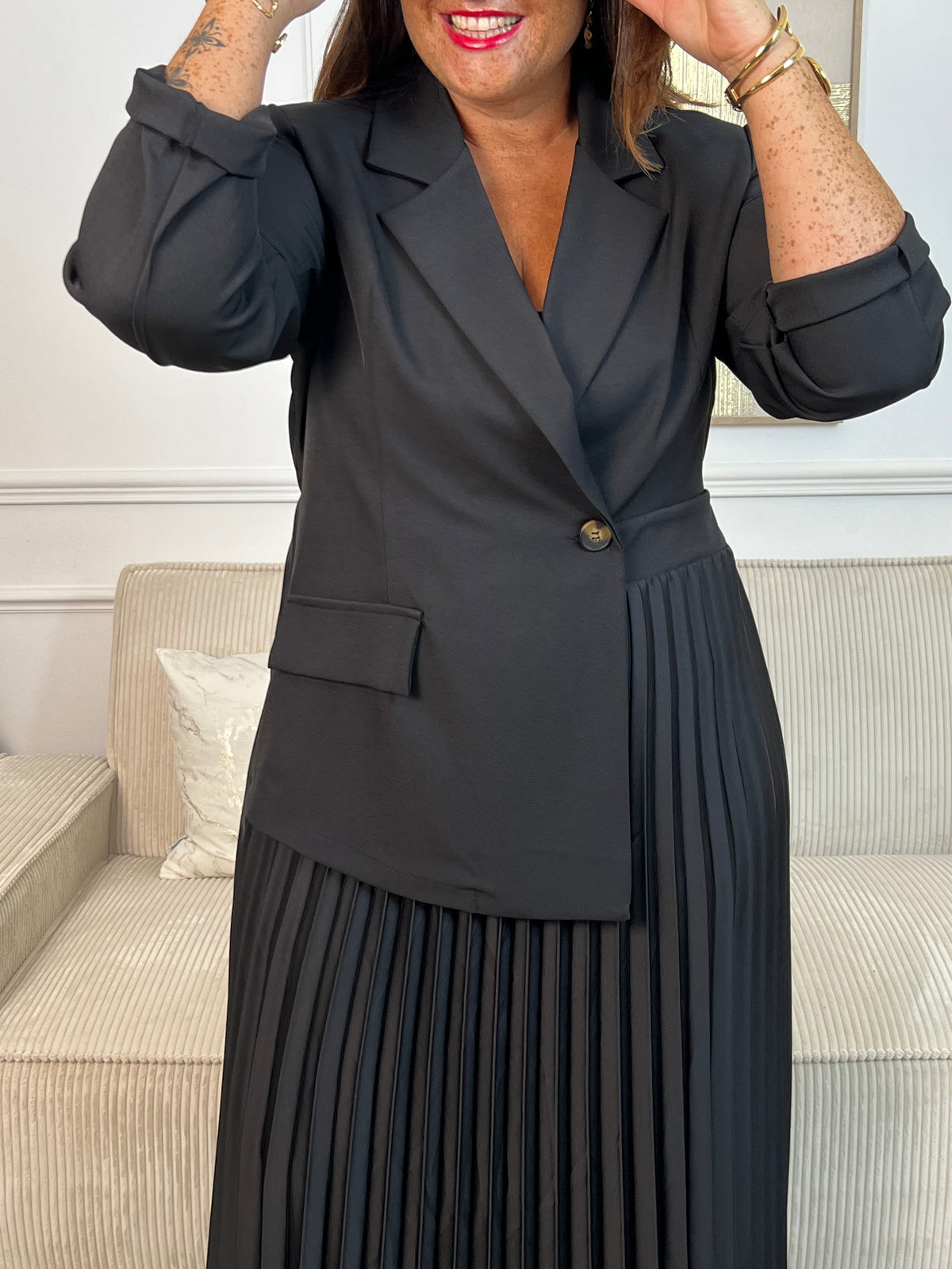 Élégante et moderne, cette robe blazer une pièce associe un haut façon blazer à une jupe plissée intégrée. Un ensemble sophistiqué et harmonieux qui offre une silhouette structurée et ultra tendance.