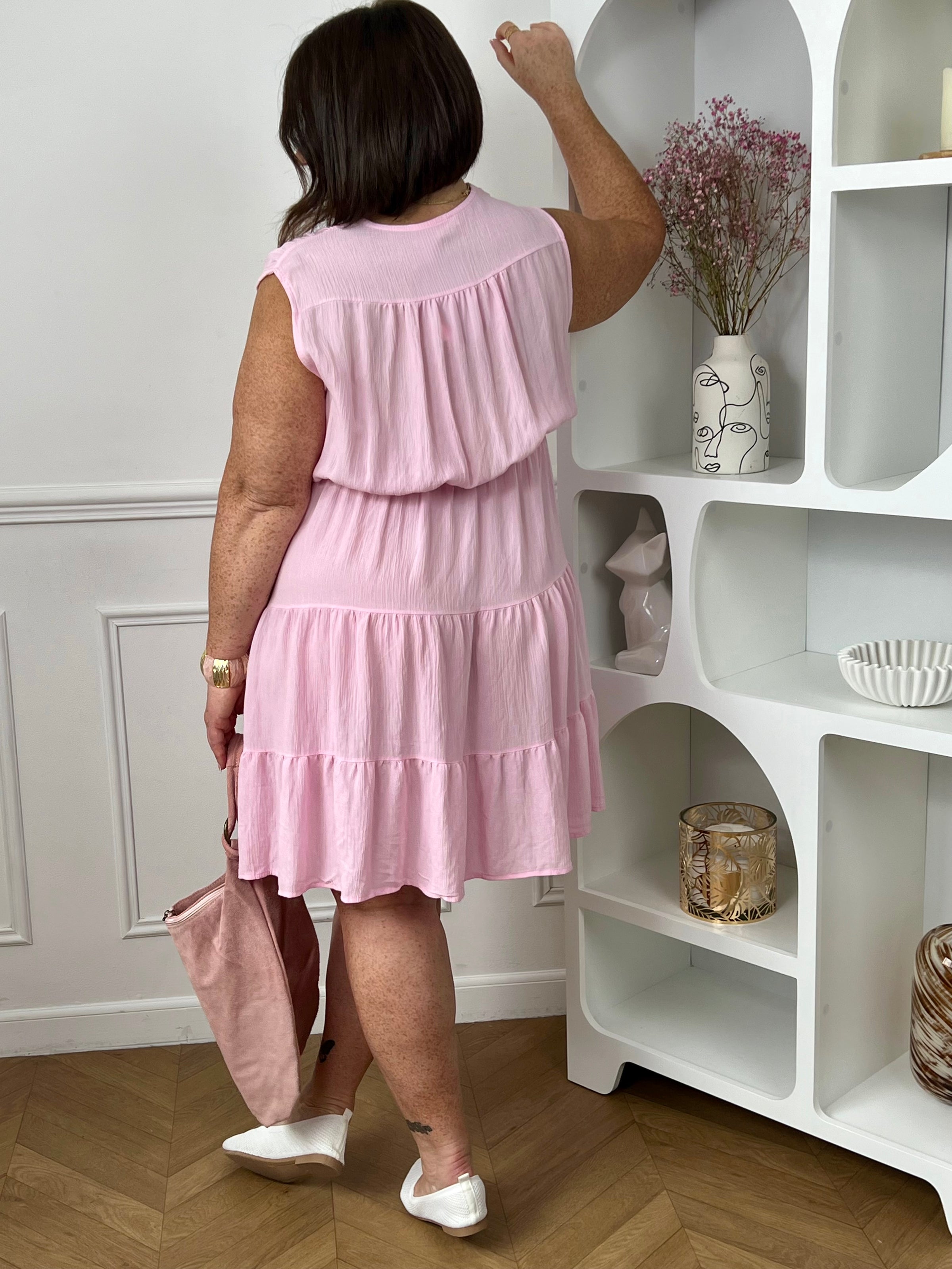 Robe courte fluide rose grande taille, parfaite pour une silhouette légère et élégante. Son col V et sa taille élastiquée mettent en valeur la silhouette tout en assurant un confort optimal. Légèrement pailletée, elle apporte une touche subtile de brillance à votre look.