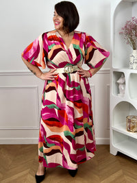 Robe longue rose à motifs grande taille, idéale pour un look féminin et élégant. Dotée de manches courtes et d’un col cache-cœur, elle met en valeur la silhouette avec sa taille élastique et sa ceinture amovible. Son ouverture sur le bas apporte une touche de légèreté et de modernité. Parfaite pour une tenue fluide et confortable en toute occasion.