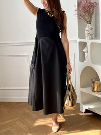 Cette robe longue noire sans manches séduit par son élégance et son jeu de matières. Son design bi-matière apporte du relief et une touche moderne, tout en restant facile à porter. Une pièce chic et intemporelle, idéale pour toutes les occasions.