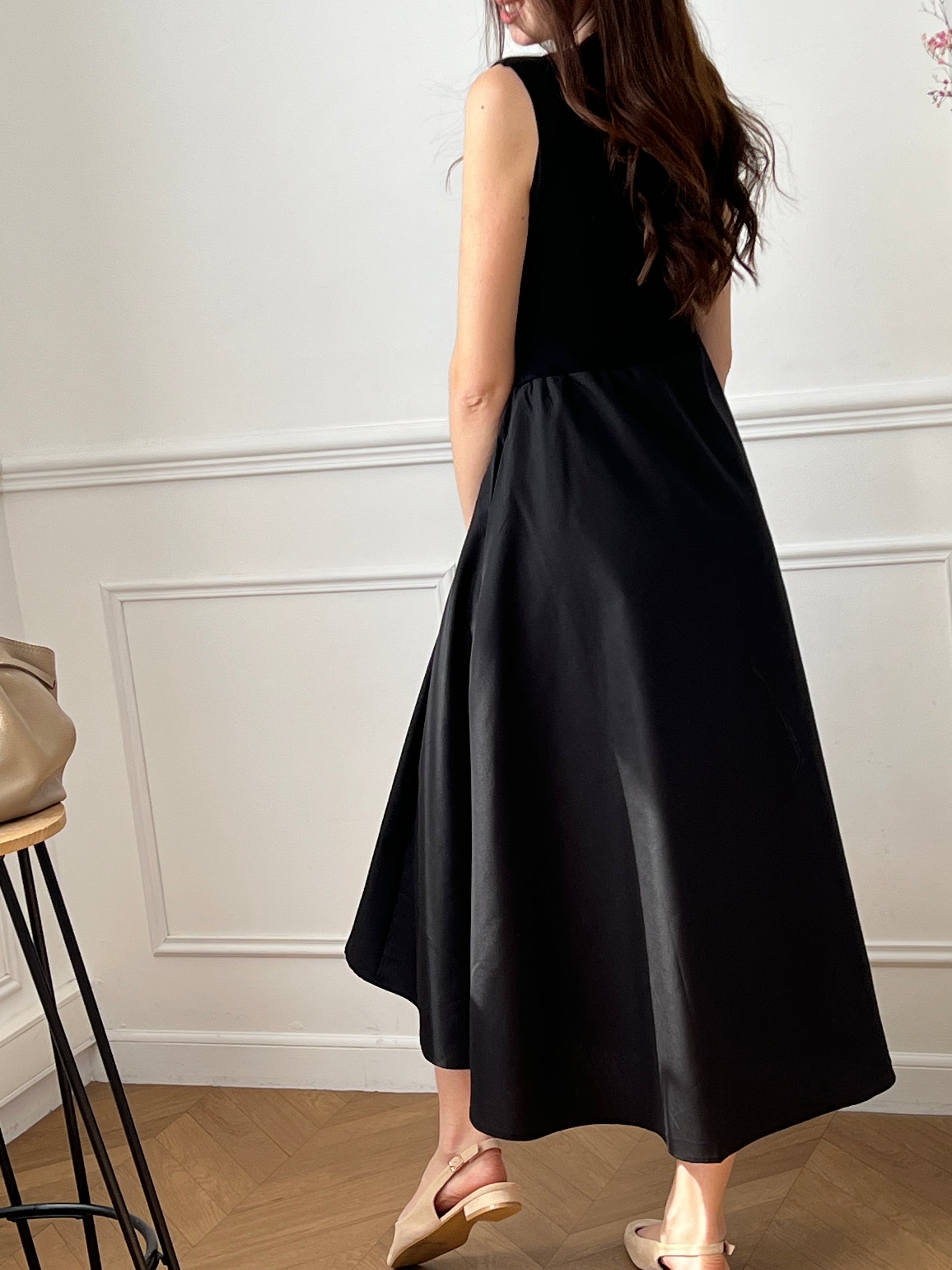 Cette robe longue noire sans manches séduit par son élégance et son jeu de matières. Son design bi-matière apporte du relief et une touche moderne, tout en restant facile à porter. Une pièce chic et intemporelle, idéale pour toutes les occasions.