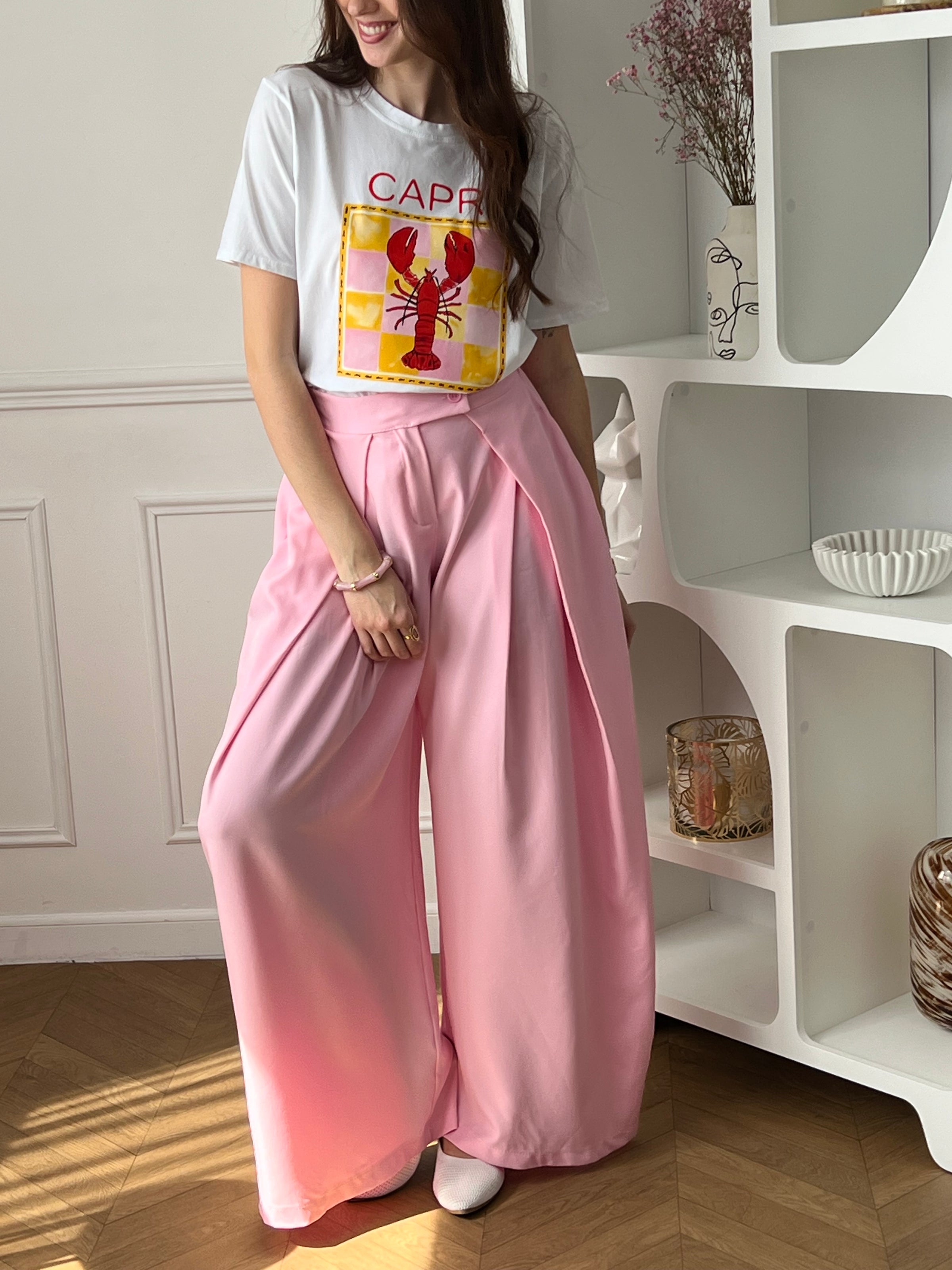 Craquez pour ce top écru femme, original et plein de caractère. Doté de manches courtes et d’un col rond, il se distingue par son illustration de homard accompagnée de motifs jaunes et roses et de l’inscription “Capri Aragosta” en rouge. Une pièce idéale pour un look estival et tendance.