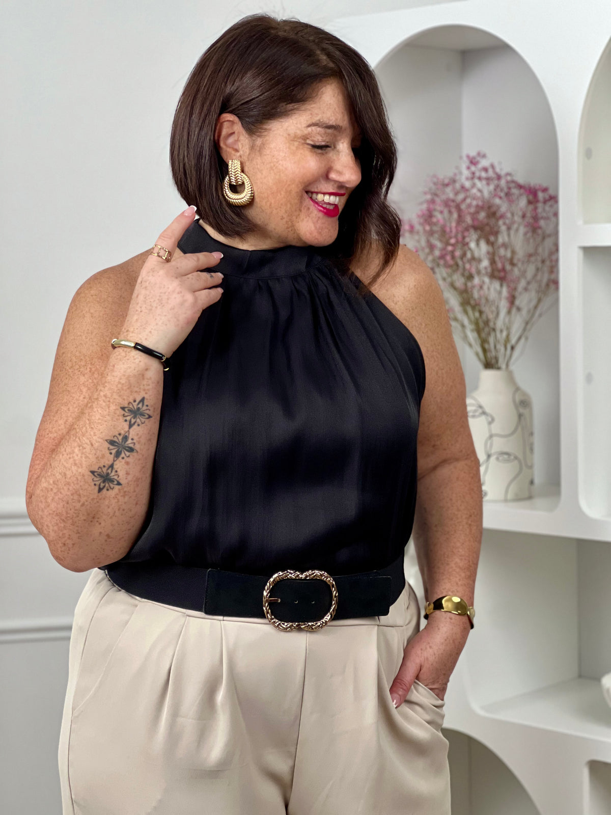 Top noir sans manches grande taille, élégant et fluide, idéal pour un look chic en toute simplicité. Son col montant et sa doublure offrent une belle tenue et un confort optimal. Le lien à nouer au dos apporte une touche féminine et raffinée. Une pièce intemporelle en noir, parfaite pour toutes les occasions.