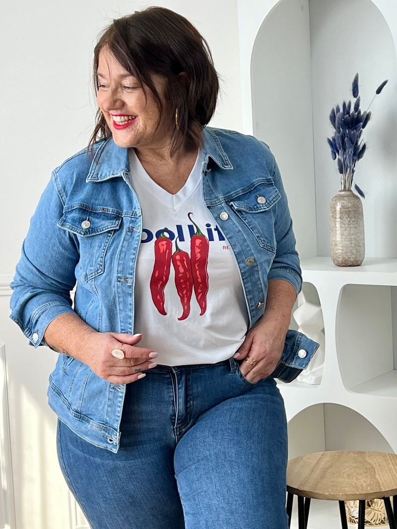 Découvrez la veste en jean Cosmy, l'incontournable grande taille pour femme. Dotée d'un col chemise classique et de manches longues, elle allie style intemporel et confort. Les boutons travaillés sur toute la longueur et aux poignets ajoutent une touche de détail soigné.
