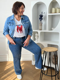 Découvrez la veste en jean Cosmy, l'incontournable grande taille pour femme. Dotée d'un col chemise classique et de manches longues, elle allie style intemporel et confort. Les boutons travaillés sur toute la longueur et aux poignets ajoutent une touche de détail soigné.