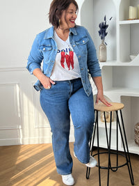 Découvrez la veste en jean Cosmy, l'incontournable grande taille pour femme. Dotée d'un col chemise classique et de manches longues, elle allie style intemporel et confort. Les boutons travaillés sur toute la longueur et aux poignets ajoutent une touche de détail soigné.
