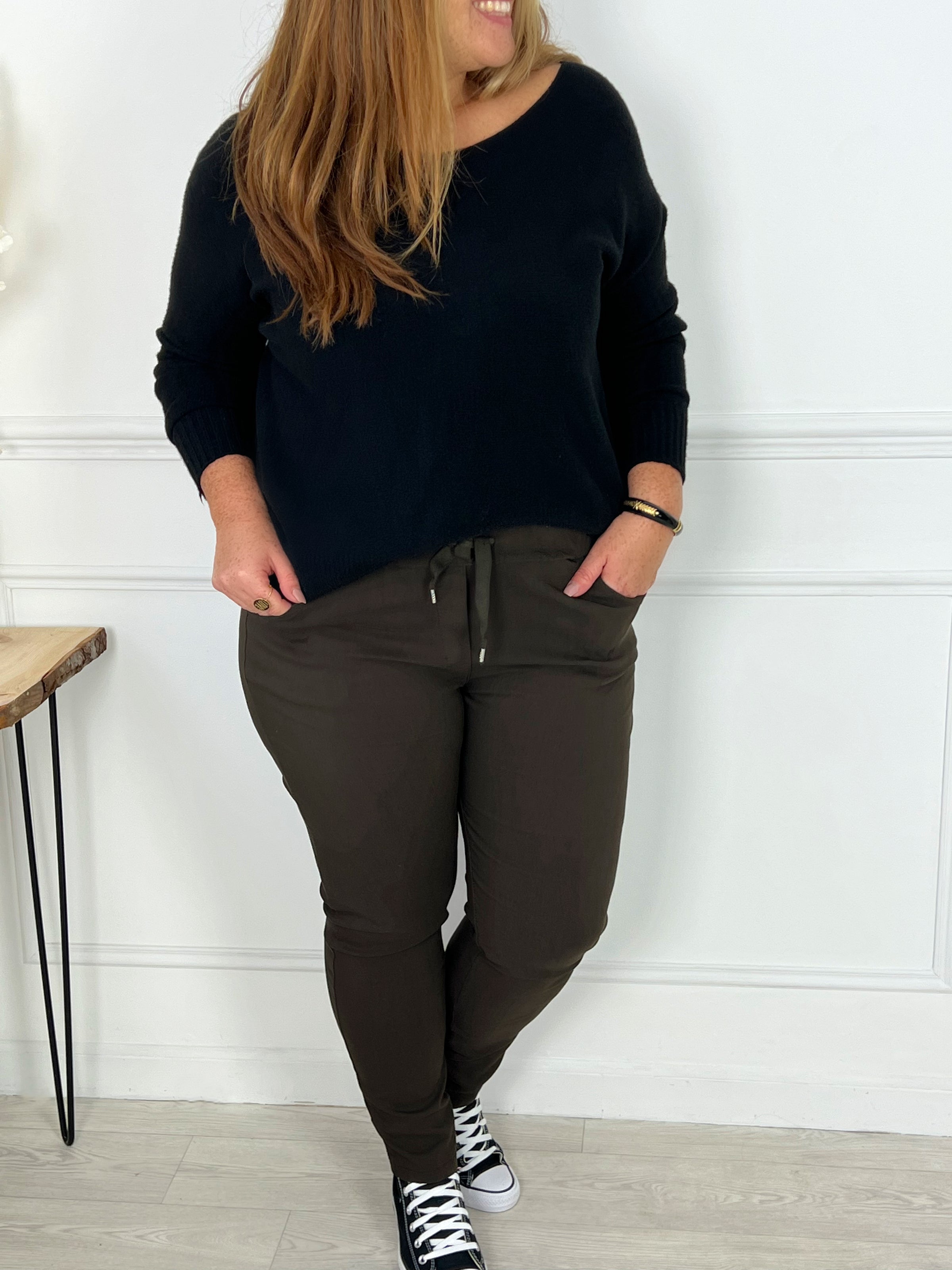 Ce pantalon marron Jack, fait en Italie, vous offrira un confort incomparable grâce à sa grande taille et son cordon ajustable. Avec ses poches latérales à l'avant et à l'arrière, il est à la fois pratique et élégant.