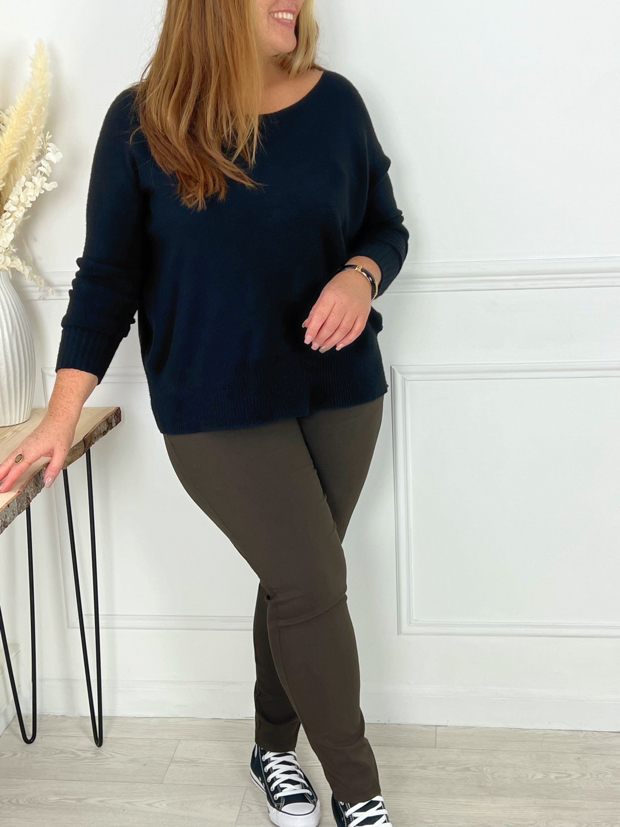 Ce pantalon marron Jack, fait en Italie, vous offrira un confort incomparable grâce à sa grande taille et son cordon ajustable. Avec ses poches latérales à l'avant et à l'arrière, il est à la fois pratique et élégant.