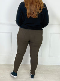 Ce pantalon marron Jack, fait en Italie, vous offrira un confort incomparable grâce à sa grande taille et son cordon ajustable. Avec ses poches latérales à l'avant et à l'arrière, il est à la fois pratique et élégant.