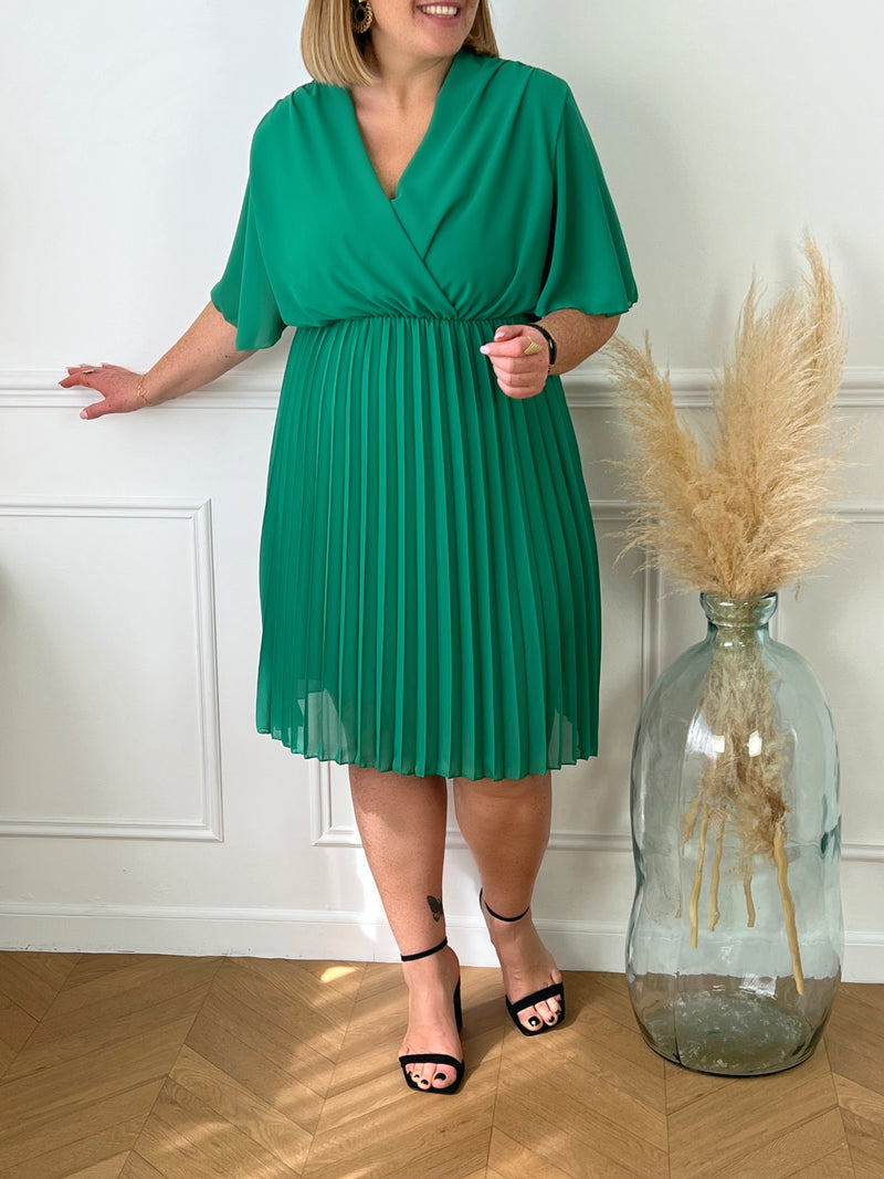 Robe courte plissée verte grande taille Robe courte ample Manches courtes Resserrée à la taille Col cache cœur Effet plissé sur le bas de la robe Couleur: vert Doublée sauf aux manches Composition Robe : 100% Polyester Doublure : 95% Viscose 5%Elasthanne
