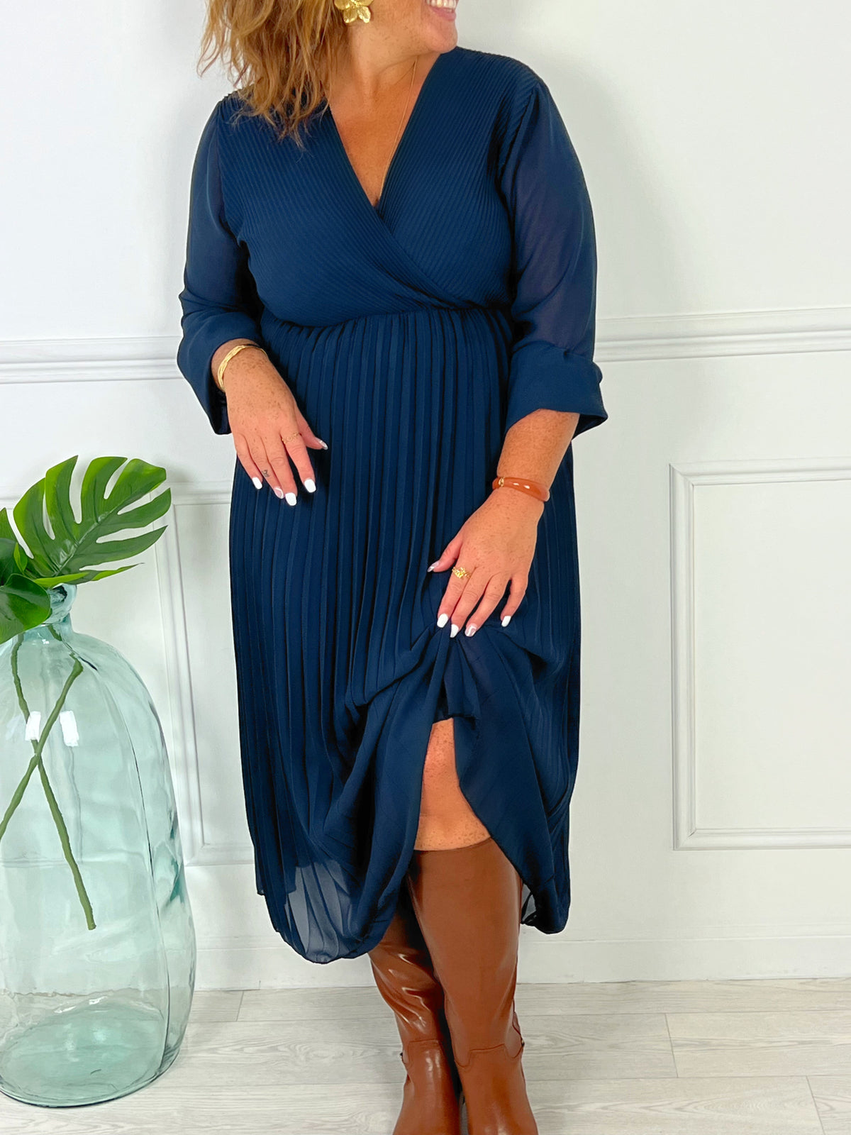 ROBE LONGUE BLEU PLISSÉE GRANDE TAILLE Robe ample Manches longues Resserrée à la taille et aux poignets Col V Couleur : bleu marine Doublée (s'arrête aux genoux) sauf aux bras Composition Robe : Doublure 100% Polyester : 95% Viscose 5% Elasthanne Lavage à la main conseillé