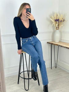 JEAN BLEU STRAIGHT TAILLE HAUTE Jean taille haute Straight Fermeture boutons et zip 2 poches devant et 2 poches derrières Couleur : bleu Composition : 99% Coton, 1% Elasthanne Lavage à la main conseillé, laver à l’envers